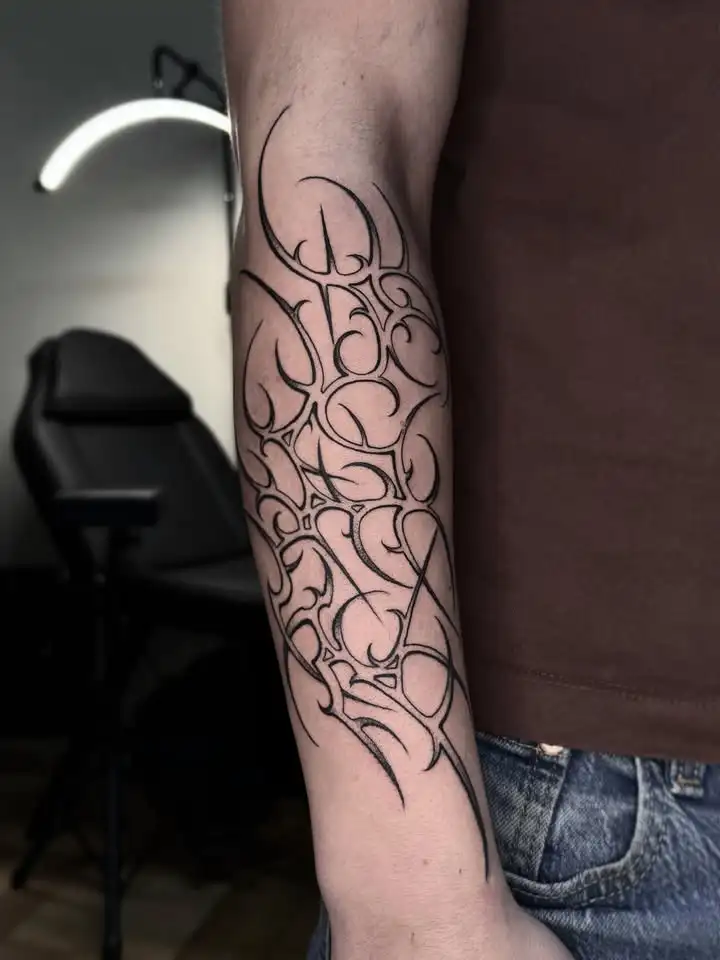 Trabajo de tinta negra de Gata Astuta Tattoo